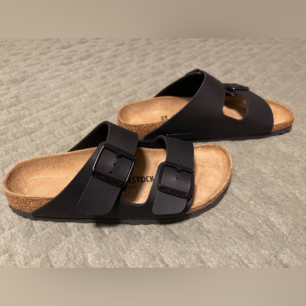 Birkenstock

Black two strap

Size 39